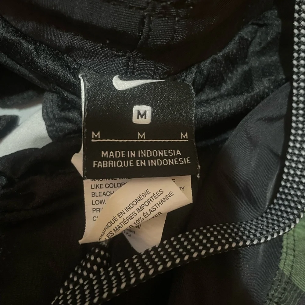 Nike Men’s Leaf Pattern Swim Shorts Size M